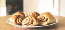 Kanelbullar på ett fat.