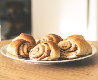 Kanelbullar på ett fat.