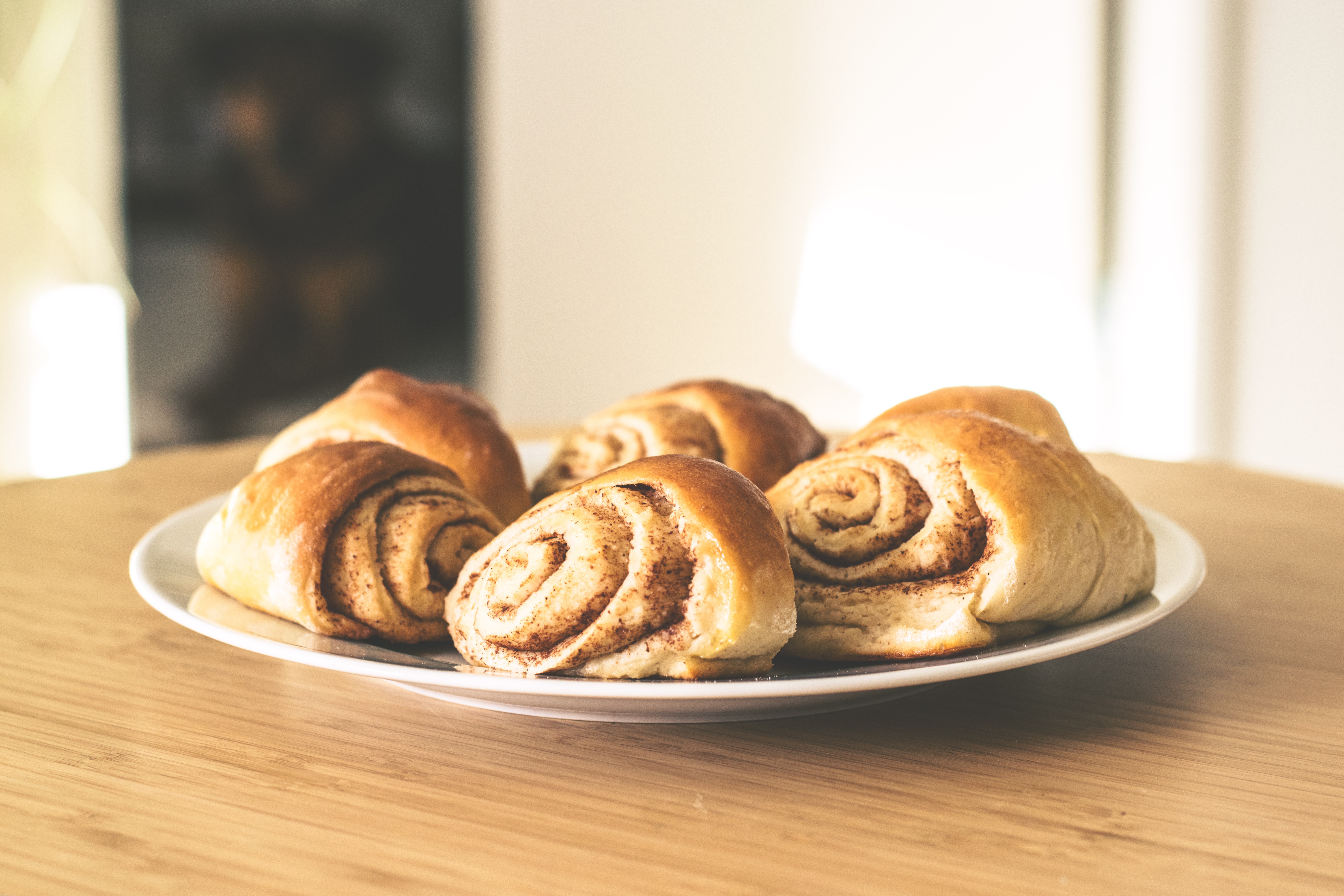 Kanelbullar på ett fat.