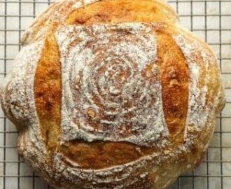 Runt, rustikt bröd med mjölad, kraftigt krispig skorpa